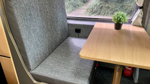 QPO "Zo wijd de wereld strekt"        " – Reliable and well-maintained bus camper.