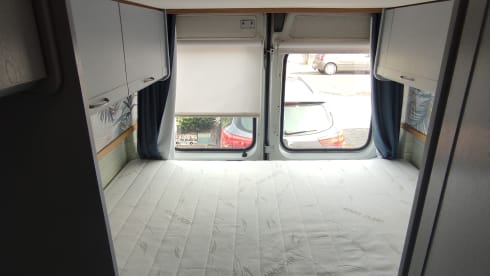 2p Peugeot bus from 2001