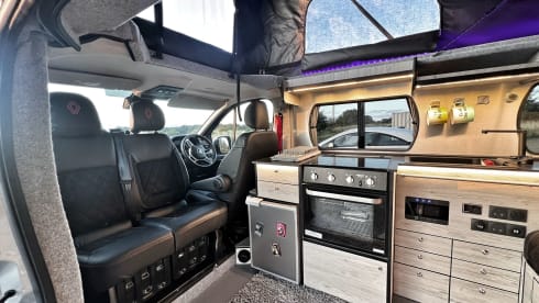 Van Damme – Renault traffic LWB luxury campervan ( 2 adults & pet friendly  )