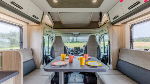 Mergelland – New (2024!) Luxury Sun Living camper 4 pers. + electric folding bike