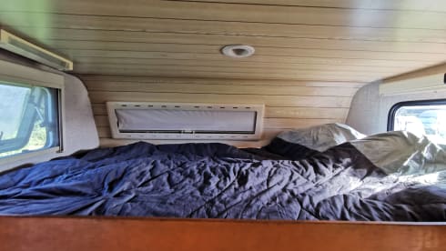 Get away with this 5 person camper!