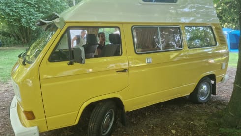 De Gele – 4p Volkswagen bus from 1980