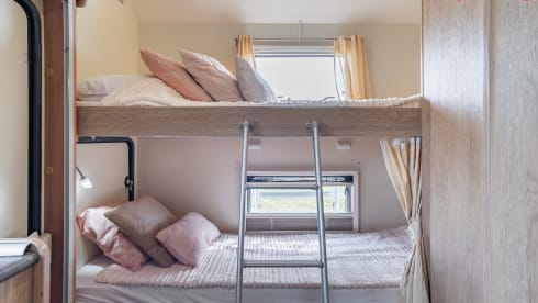 Fransie  – Luxury 5 person Alcove camper from 2017: Fransie