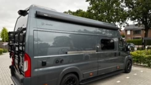 El Monstro – Luxurious and comfortable 2 person camper bus