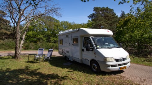 Paleisje99 – Camping-car Bürstner (2004) complet et puissant, avec 4 ceintures de sécurité et 3 couchettes.