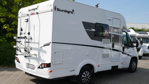 Sunlight T58, Compact 6-meter Semi-Integrated with French bed!