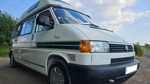 TOM – 5 berth VW T25 Autosleeper Topaz w/ KITCHEN, BATHROOM