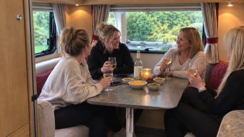 Camping-car Peugeot semi-intégré 6 couchages de 2018