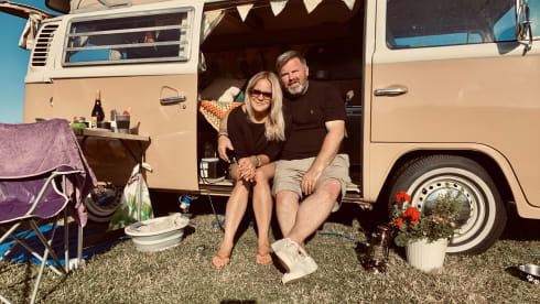 Ned – Gemoderniseerde, stuurbekrachtige, 4-persoons VW T2 met alle extra's