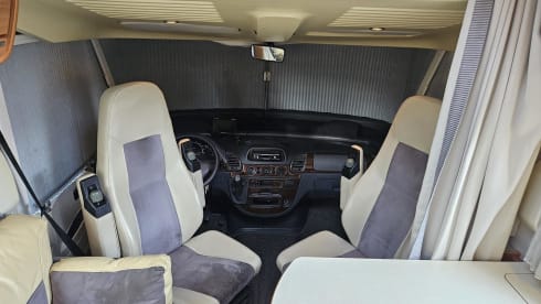 Hymer B700 per 4 persone, integrato da Mercedes del 2005, cambio automatico, patente di guida B o C