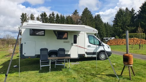 Rijdt erg comfortabel.  – Luxuriously furnished Rollerteam with length beds. 2.10 m standing height. Two air conditioners