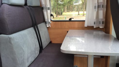 Geweldige camper – A great camper with a wonderful queen-size bed