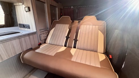 Vanellope – Maak kennis met Vanellope – een moderne VW T6.1 campervan (2020), voldoet aan de ULEZ-normen en biedt slaapgelegenheid voor 4 personen.