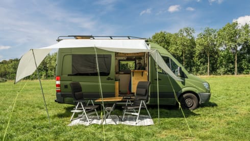 Stef – Cozy Off-grid Mercedes Campervan