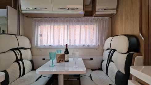 5 belts and 6 berth Fiat AutoRoller 747  year 2021