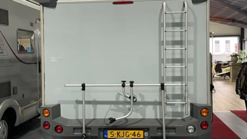 Halbintegrierter Camper von Knaus für 3 Personen