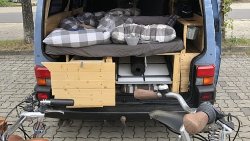 Bluebulli – Liebevoll ausgebauter VW T4 der Bock aufs reisen hat.