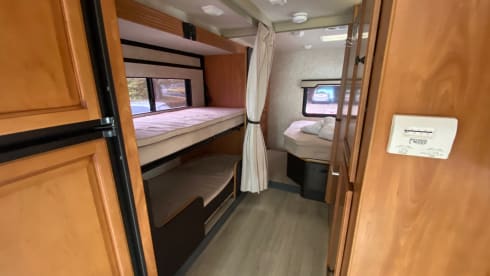 Fleetwood Ford E450 – C driving license. American 9 person big camper hire in the Netherlands