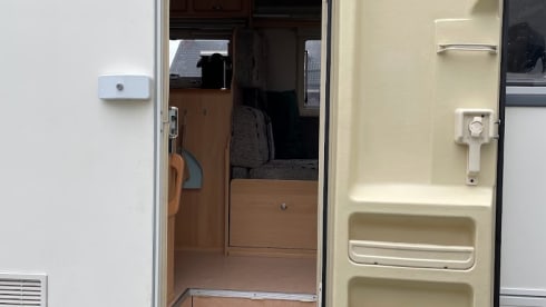 Eura Mobil – Spacious, 6-person family camper from 2003