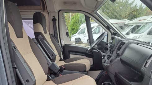 Odiesadventures2 – Mooie Fiat Ducato buscamper met lengtebedden
