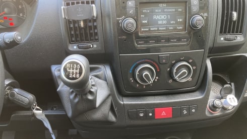 De Groene Waldi – Peugeot Boxer compact camper for rent