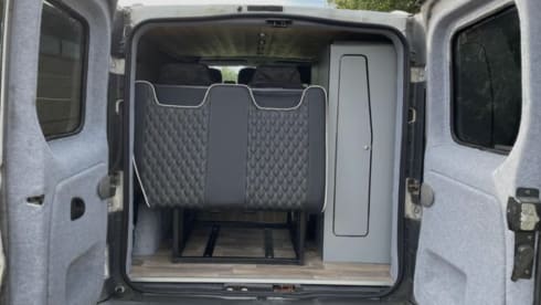 Gino D'Campo – Meet Gino D'Campo, a cosy 2 berth Vauxhall Vivaro Campervan from 2006