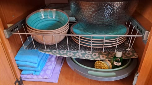 Cozy, fully equipped 4-person semi-integrated camper.