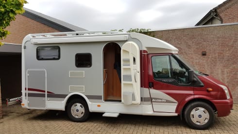 Compact Dethleffs 2-person camper