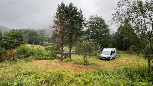 Compacte buscamper met veel handige extra's