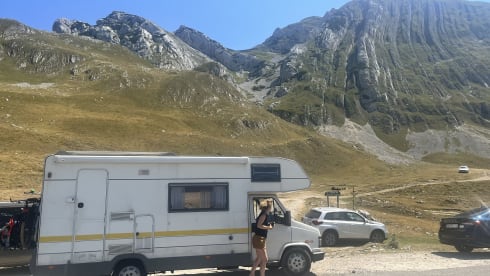 Freeda – Cozy 6 person retro camper FIAT 290