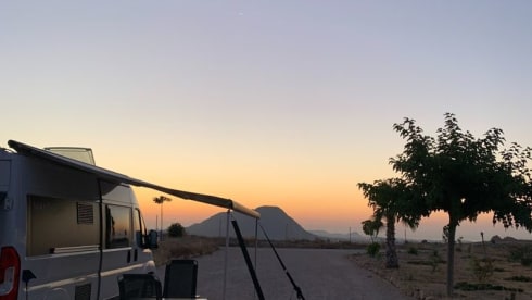 Vrijheid op wielen – Fully equipped camper with solar panel