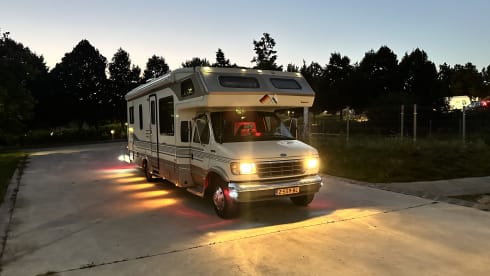 Amerikaanse camper – 6-person Ford E350 7.3L V8 turbo diesel