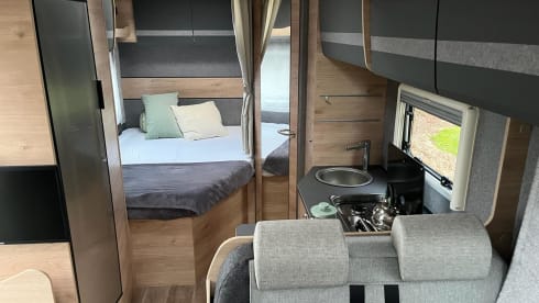 Spacious camper, full option, incl. air conditioning, for up to 4 people. 