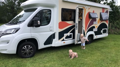 Sunset Bloom 🌅🌸 – A beautiful and comfy 6 berth motorhome for fun and adventures
