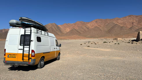 Bob – Funky 2-person off-grid sprinter with fixed bed