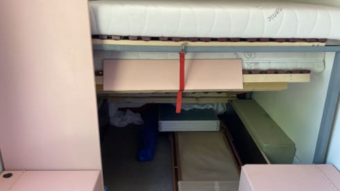 Off-grid campervan met twijfelaar stapelbed!