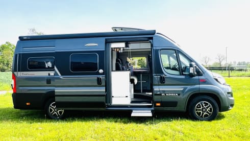 Twin Explorer SLB Luxe Fiat 140 AT9V 3,5T Automaat – 2p Adria Mobil bus uit 2024