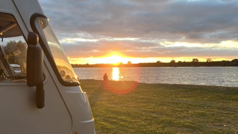 Honden welkom / PET friendly! – Spacious 5P family camper | Fixed & pull-down bed, air conditioning, automatic, pets welcome.