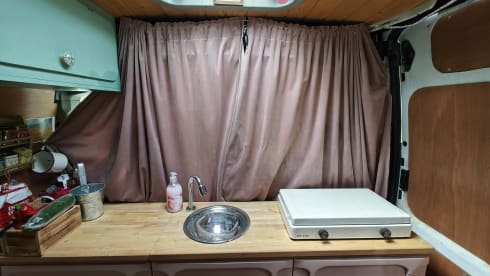 To the 'MOON' and back – Cozy 2p Renault campervan from 2004