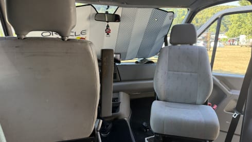 2p Volkswagen bus uit 2005