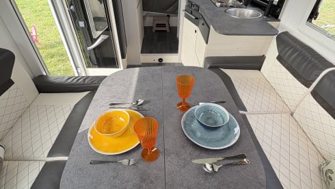 Ford Challenger 6 persoons, stapelbedden en hefbed