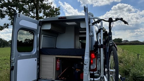 Harrie – Super neat 2 person Peugeot bus from 2015 with awning