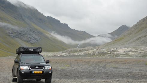 4x4 Mitsubishi Pajero with large roof tent