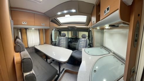 Halbintegrierter Camper von Knaus für 3 Personen