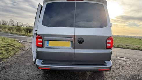 Roamin’ with Tina 💛 – 4 berth Volkswagen campervan from 2017