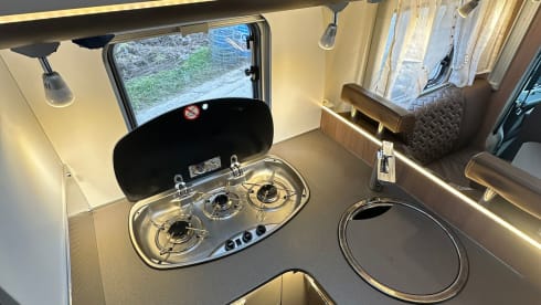 Automaat – 5p luxury camper with separate bed & electric lifting bed