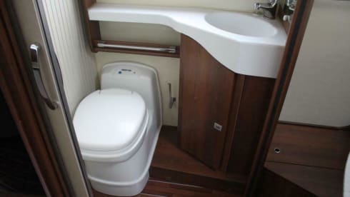 Luxurious spacious 4p camper with queen bed and pull-down bed