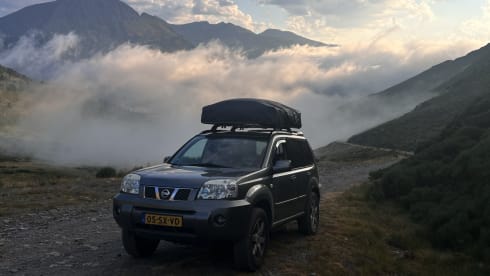 Adventurous 4x4 with roof tent (2P)