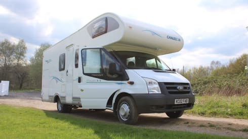 Kaz Camper – Fabulous 6 berth 4 seatbelts with WIFI Chausson alcove (2010)