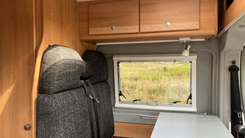  Pössl 2Win Fixed bed, Air conditioning, AUTOMATIC 3.0L 158hp